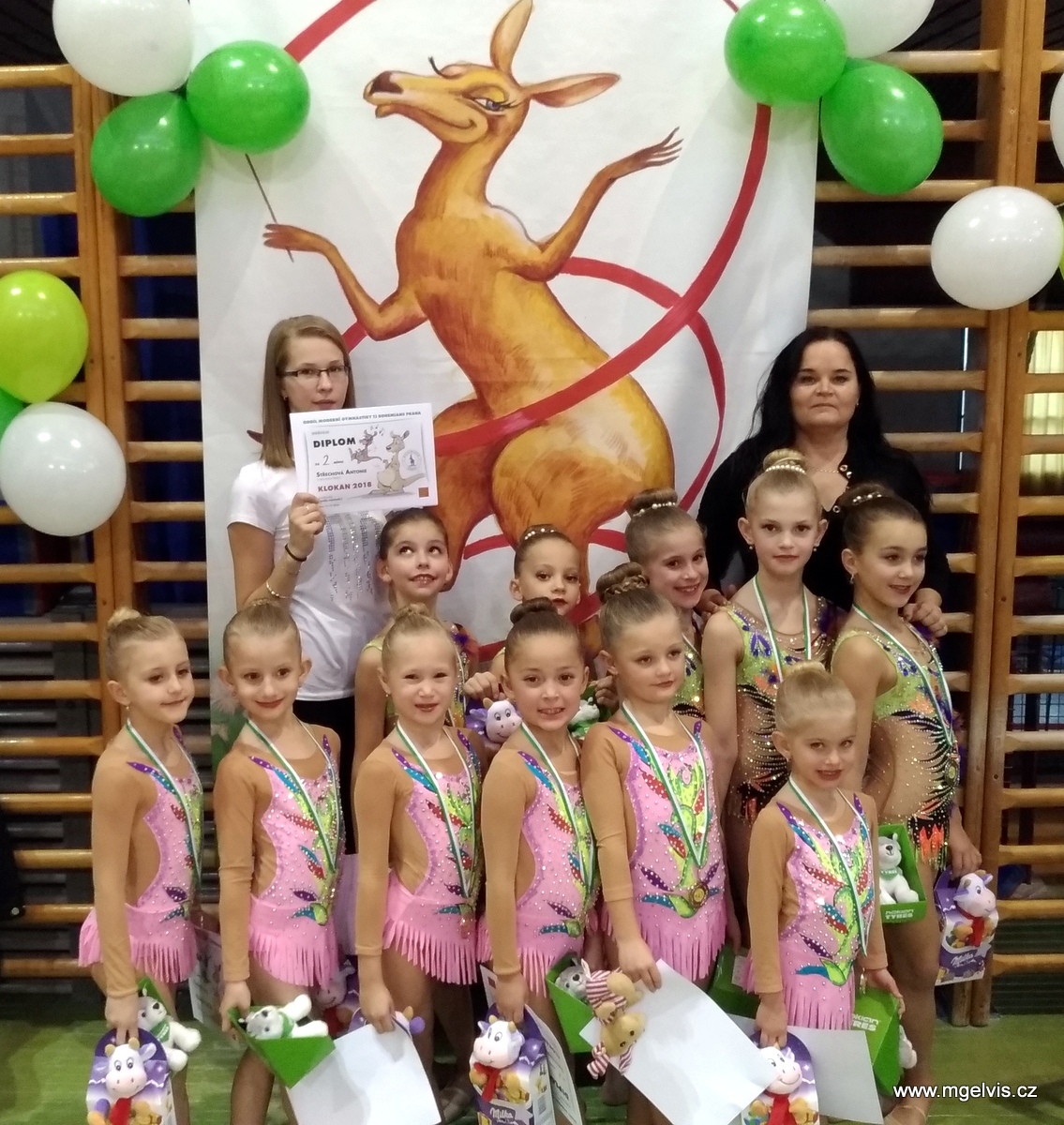 Trenérka Eugenie Maleta a Michaela Křenková, závodnice zleva Pokorná Michaela, Burešová Ema, Maternová Viktórie, Veselá Julie, Střechová Antónie; spodní zleva: X, Karin Jedličková, Michaela Tvarůžková